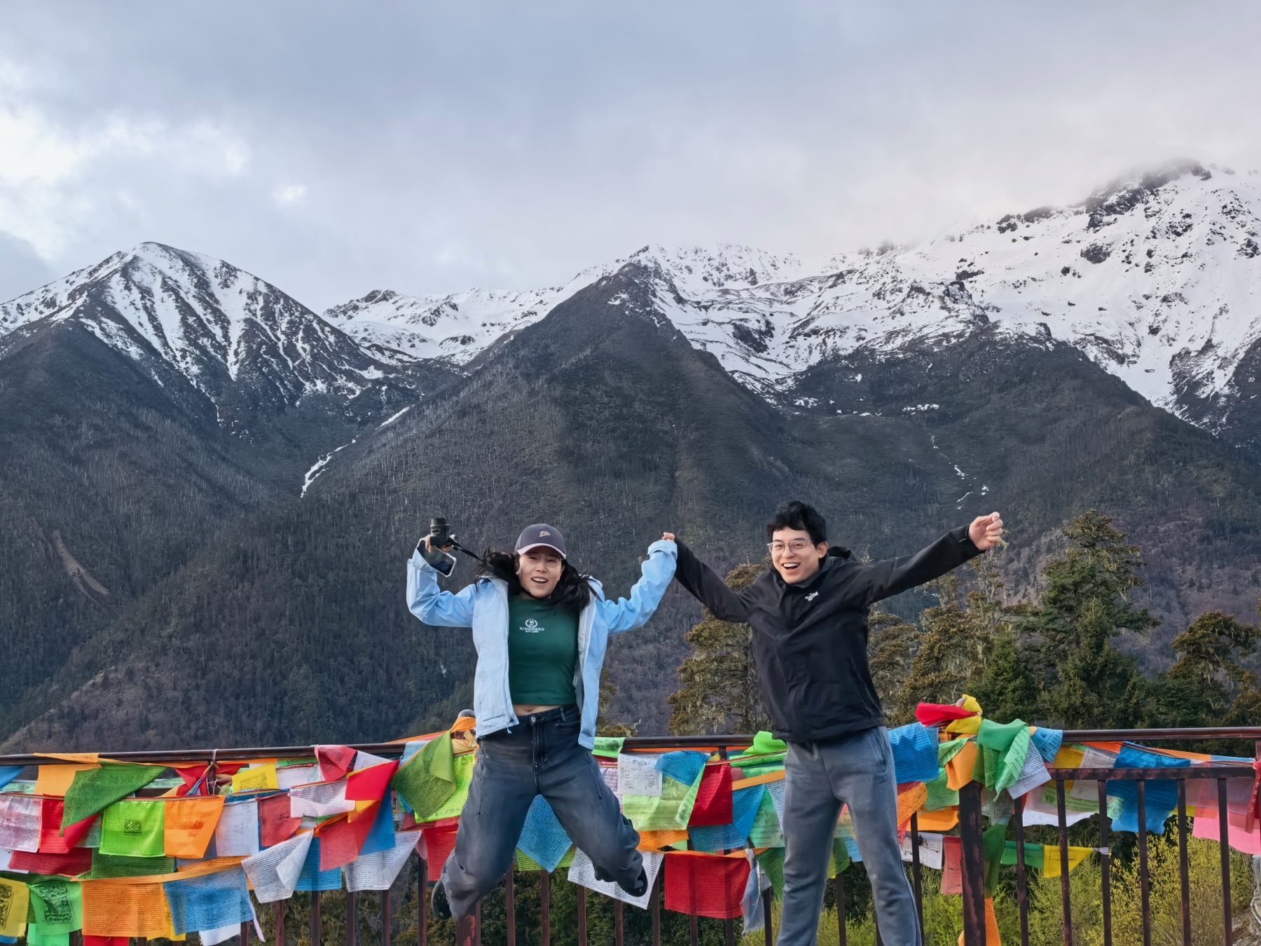 金山和邹璇在云南旅行时开心跳起